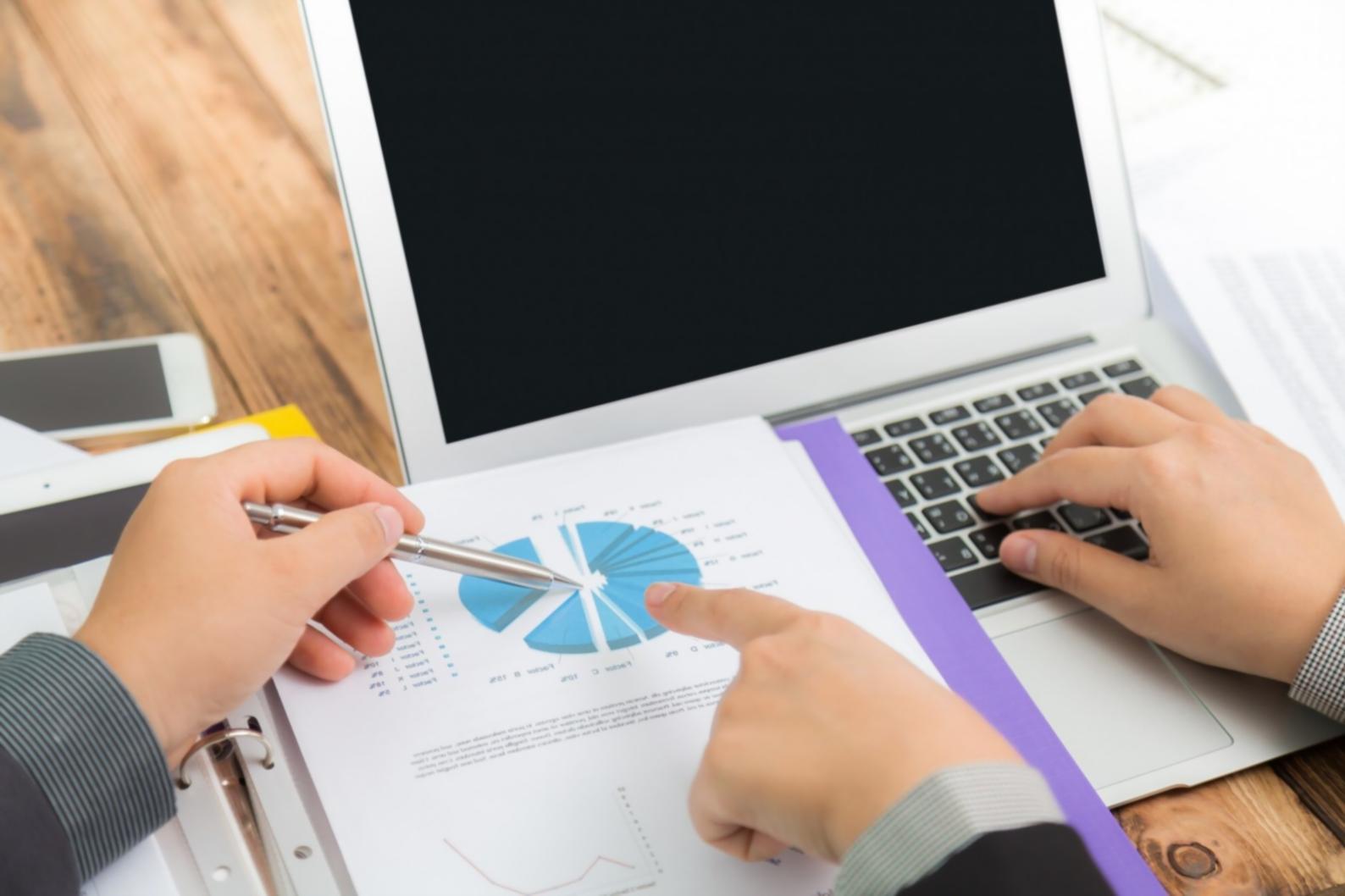 Finanzplanung am Laptop